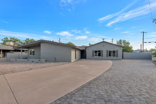 Building Photo - Huge house remodeled and close to ASU.  Pool and Turf in the yard