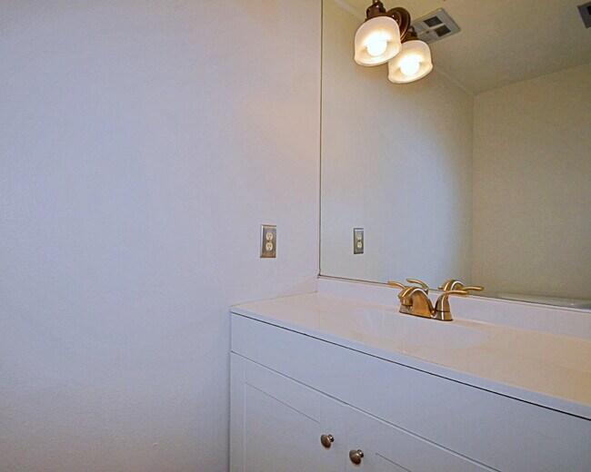 Building Photo - "Discover Your Oasis: Spacious 3-Bed Condo with Granite Touches in Palm Springs!"