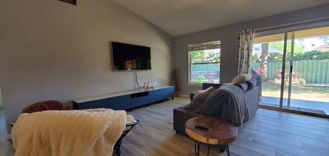 Building Photo - 284 W Silverthorn Ln