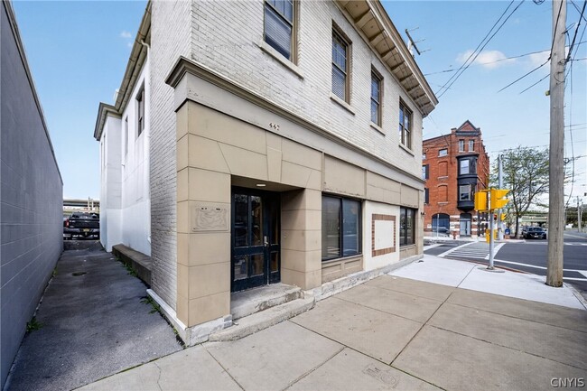Building Photo - 447 E Washington St