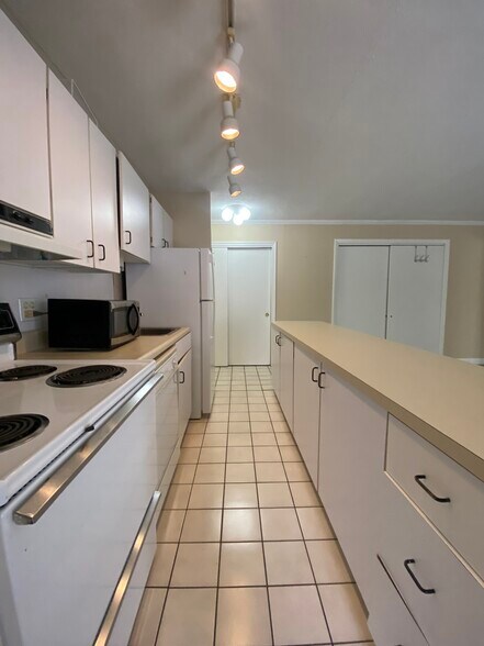 Building Photo - 123 Sewall Ave