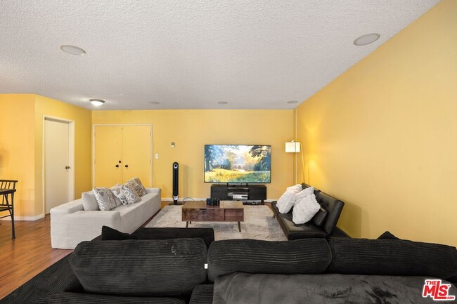 Building Photo - 5625 Windsor Way