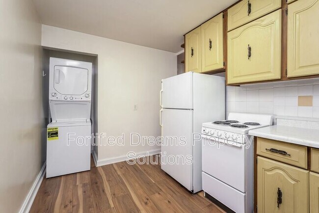Building Photo - 901 Grayland St