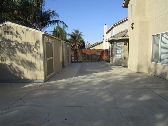 Building Photo - Like Brand New 4 Bedroom 3 Bath Beautiful ...