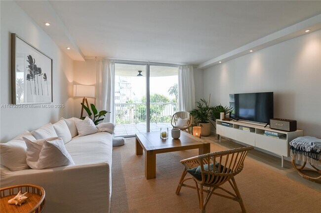 Building Photo - 1420 Brickell Bay Dr