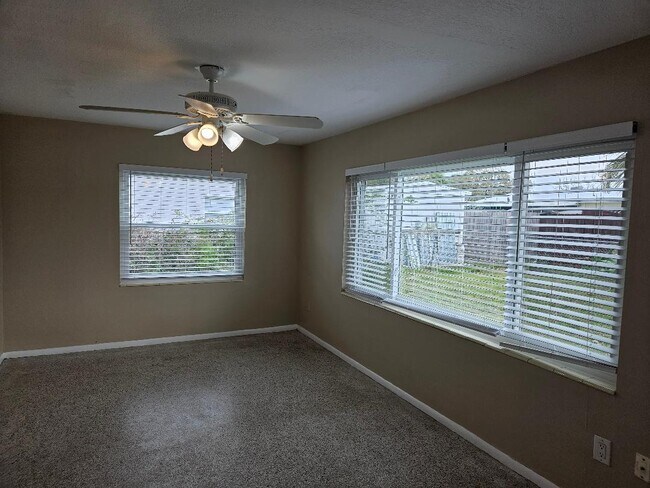 Family Room - 533 Oxford Ave