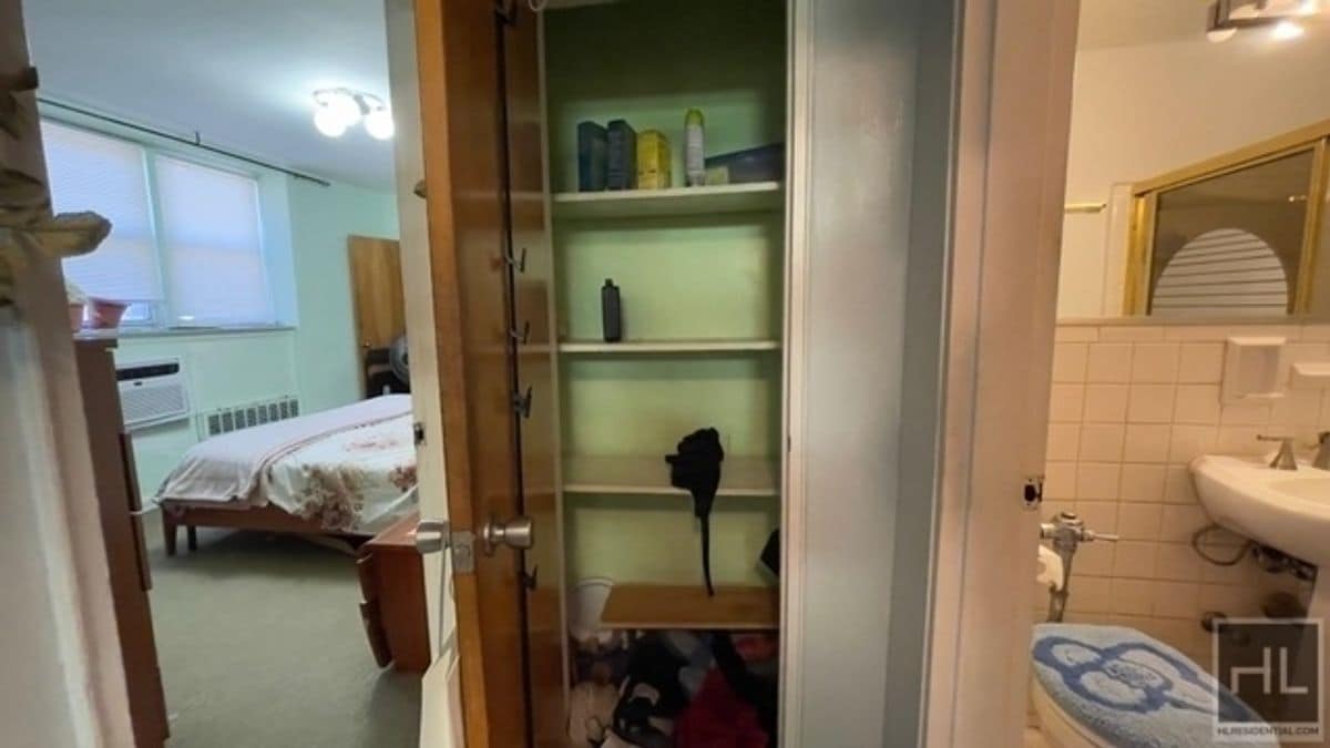 Building Photo - BRIGHT AND  LARGE 2  BEDROOMS RUGBY ROAD/P...