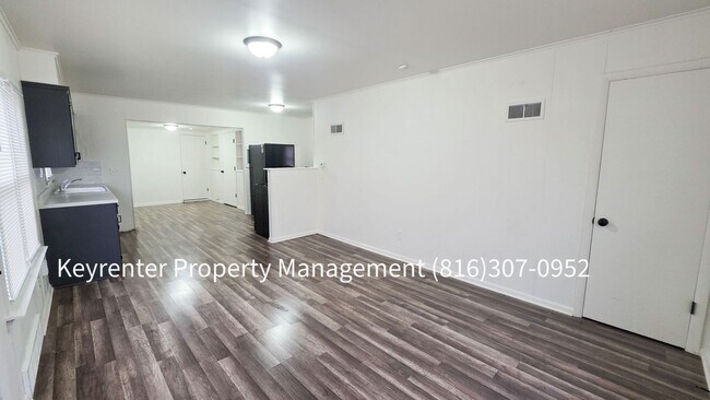 Building Photo - 1512 W College St