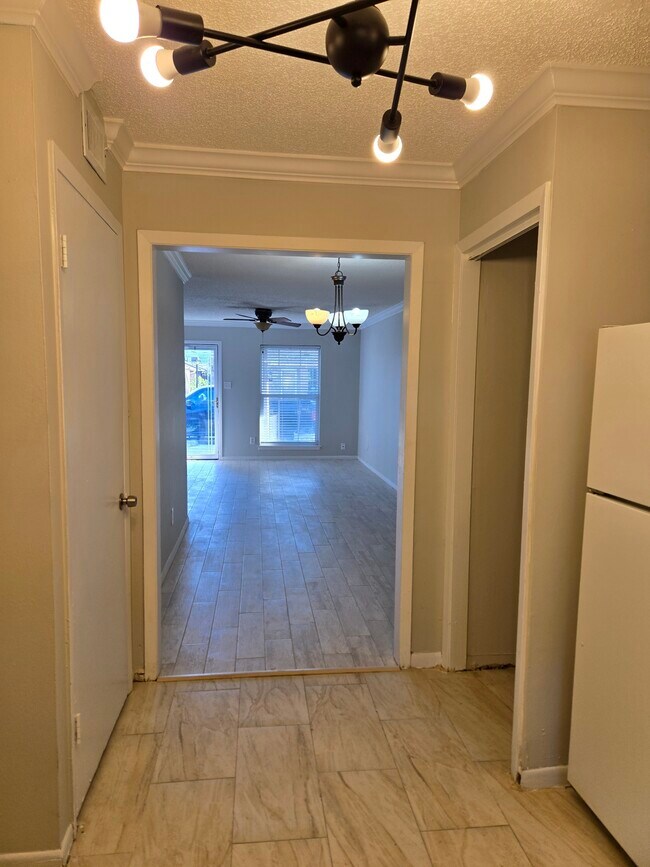 Building Photo - 81 E Tri Oaks Ln
