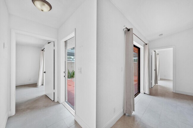 Building Photo - 4757 Sunny Palm Cir