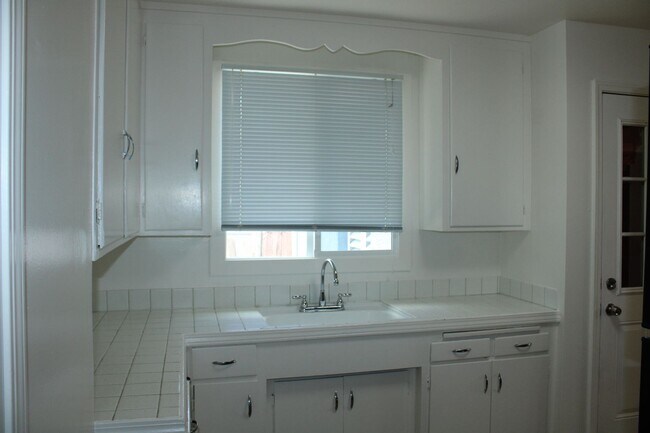 Building Photo - Ready for Move In! Three Bedroom, 1 1/2 Bathroom House with 2 Garages and Side Yard Access in Pit...