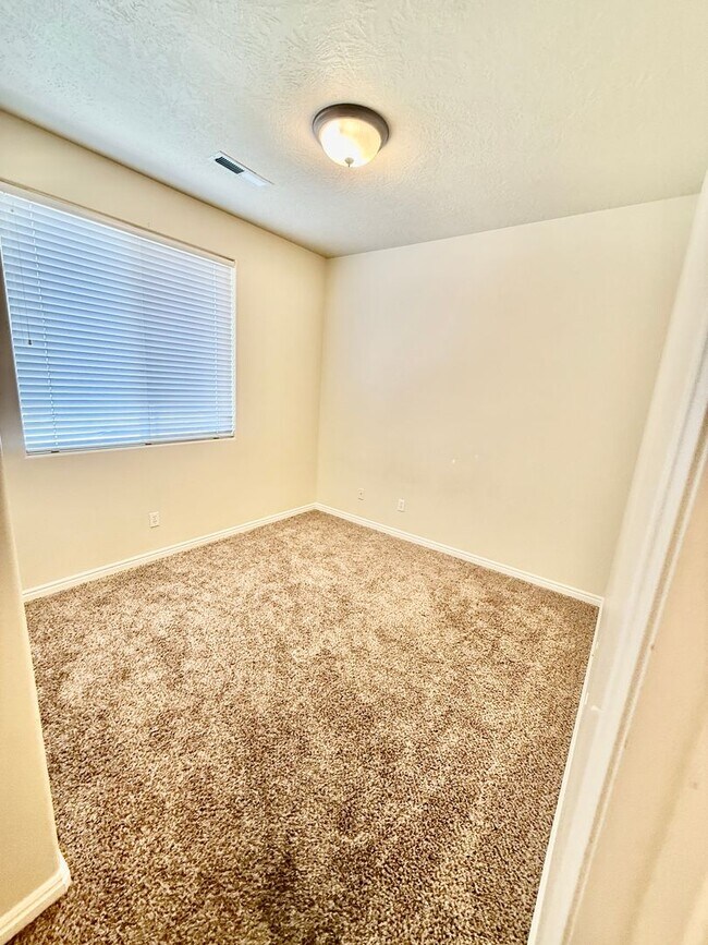 Building Photo - 2050 W Canyon View Dr