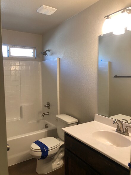 Building Photo - 201 Fawn Ridge Dr