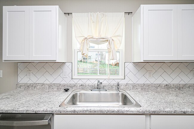 Building Photo - 5697 Julia Kate Dr