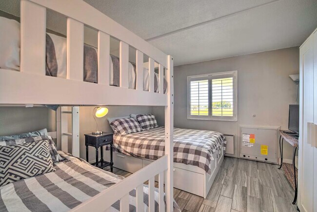 Building Photo - 6105 Sea Ranch Dr