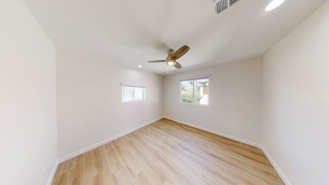 Building Photo - 5BD/2BA on Ewing!!