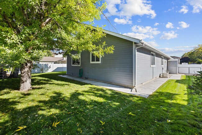 Building Photo - 5415 N Noble Fir Ave