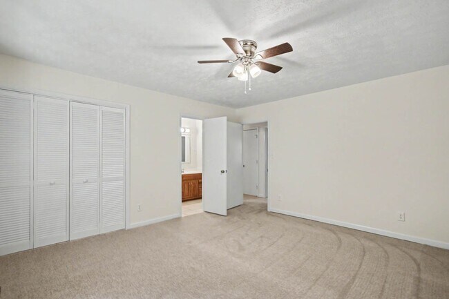 Building Photo - 151 Country Club Dr