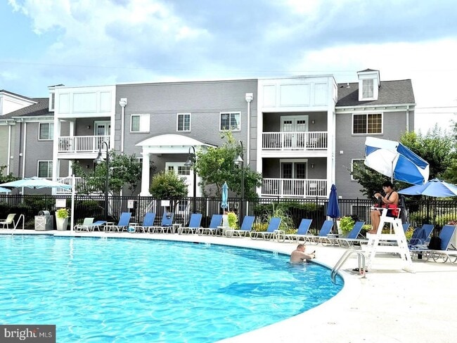 Building Photo - 4129 S Four Mile Run Dr