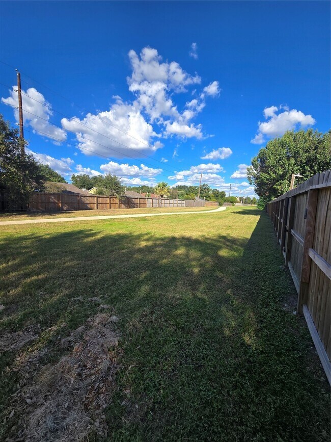 Building Photo - 13514 Klamath Falls Dr