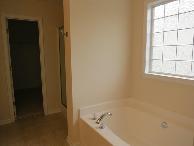 Building Photo - 305 Cinnamon Way