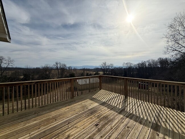 Building Photo - 5 Bedroom, 2 Bathroom Home in Greene County, TN