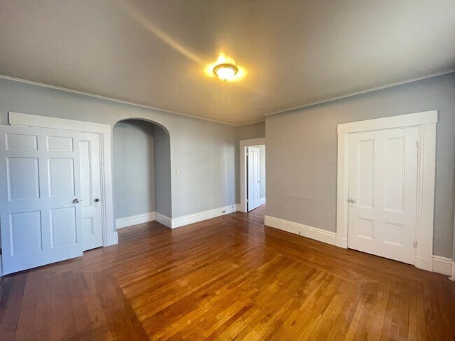 Building Photo - 341 Hanover St