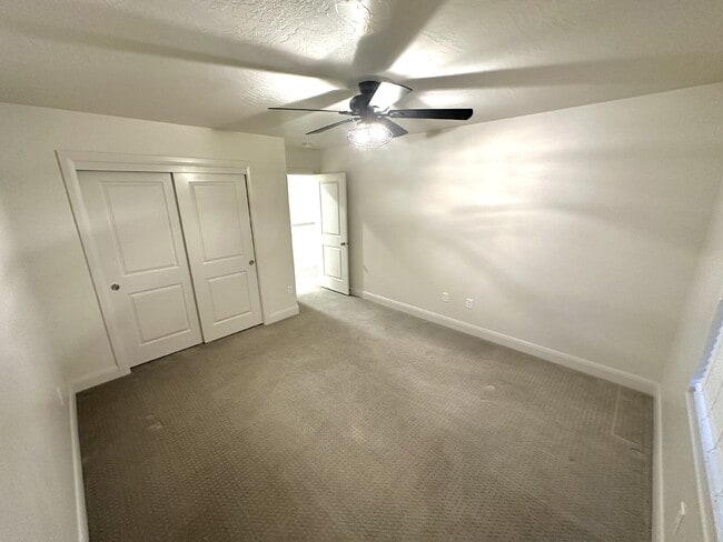 Building Photo - “St. George, Aspen Estates: 5 spacious beds, 2.5 baths, and a stunning 2,852 sq ft of beautifully...