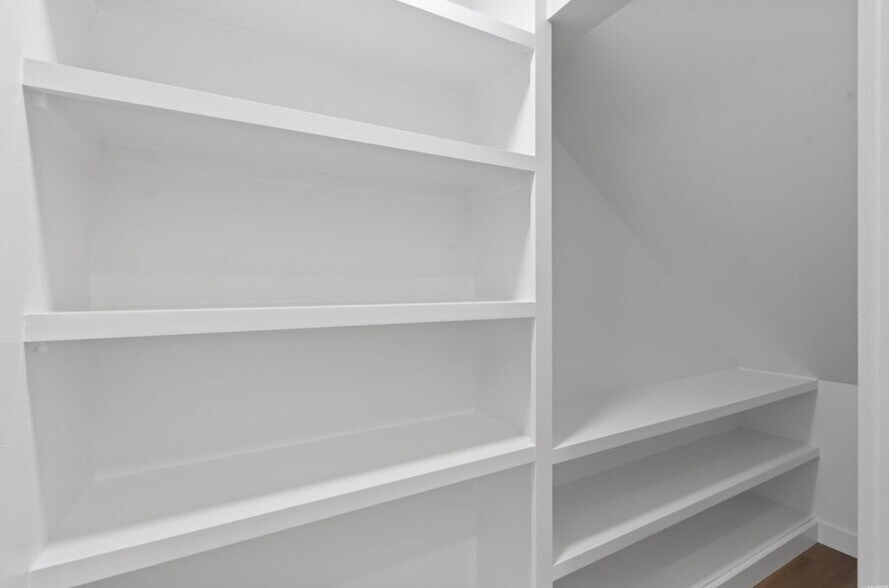 Building Photo - 137 Lakepointe Cove