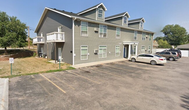 Building Photo - 1920 Monte Vista Dr