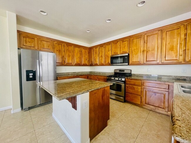 Building Photo - Newly Renovated 5 bd, 3 bth, Loft, w/ down...