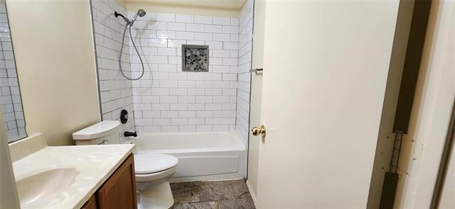 Building Photo - 2204 Turf Club Dr