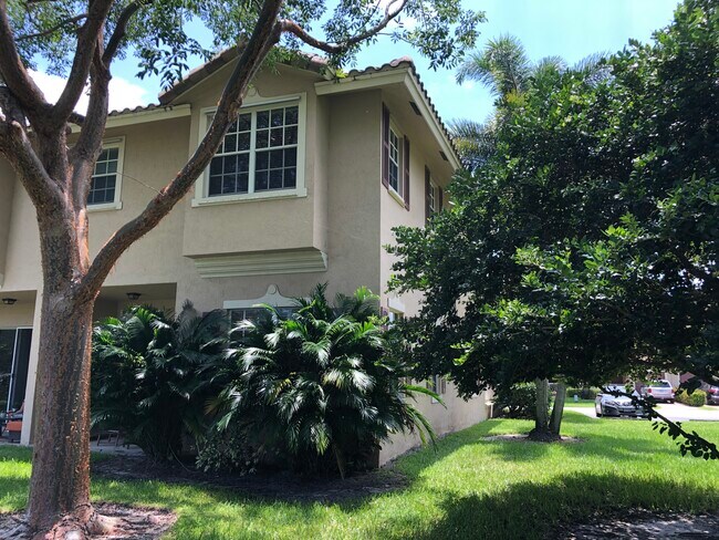 Building Photo - 3310 Lakeside Dr