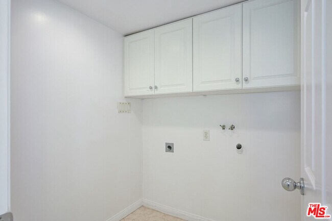 Building Photo - 4250 Vía Dolce