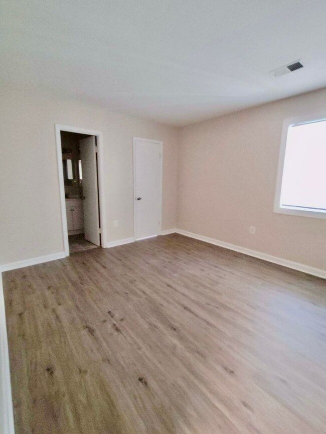 Building Photo - Spacious 3 Level Stafford Townhouse