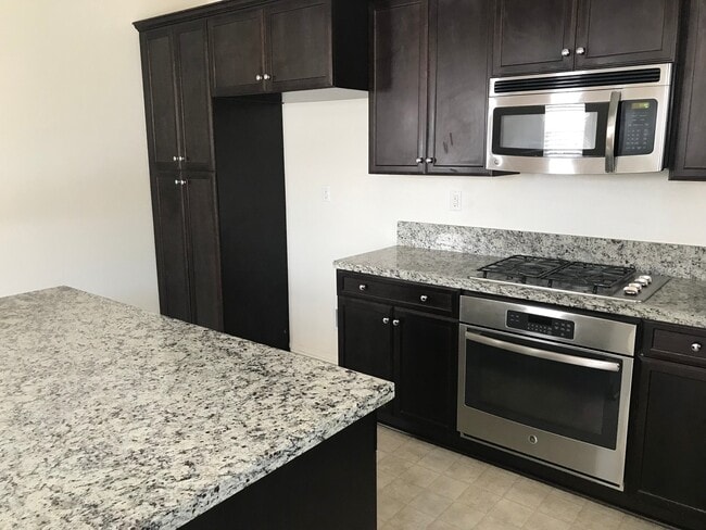Building Photo - Beautiful Eastvale Newer Home