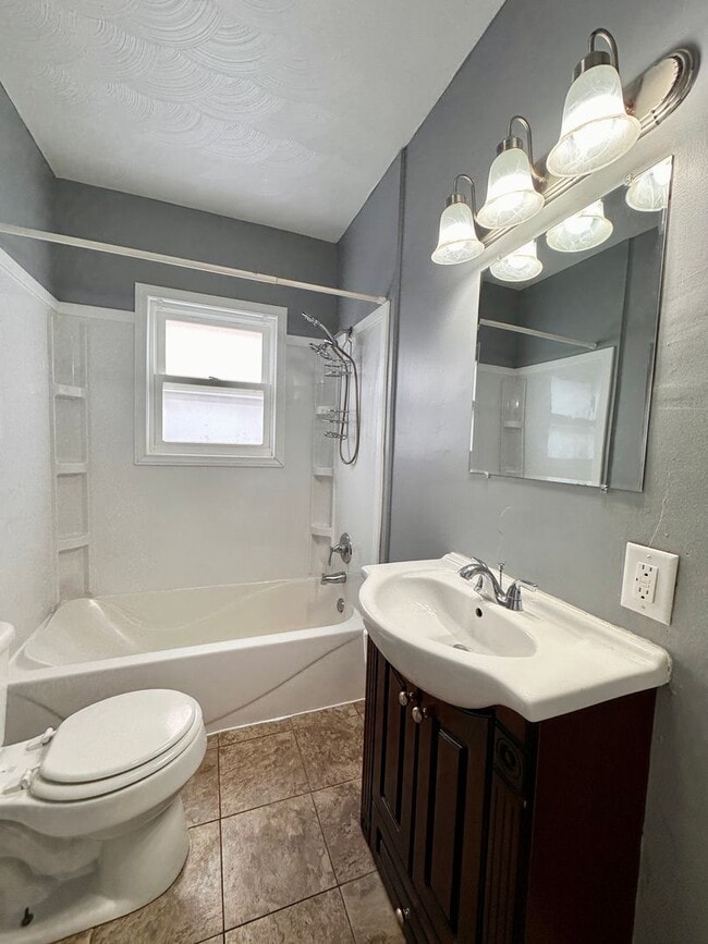 Building Photo - 1310 S 25th St