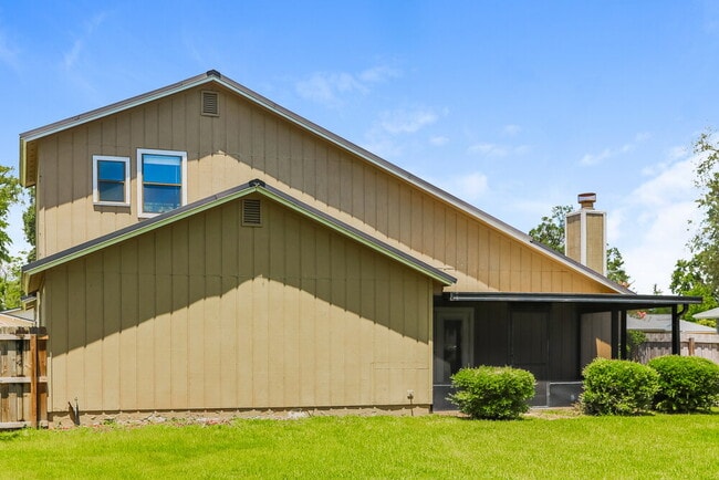 Building Photo - 6145 Island Forest Dr