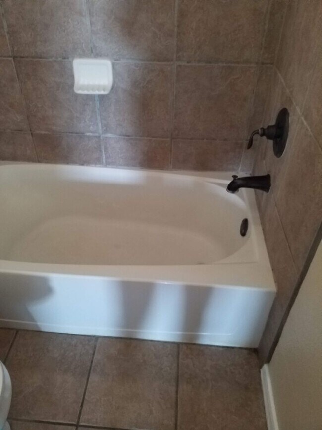 Building Photo - Spacious Family Home