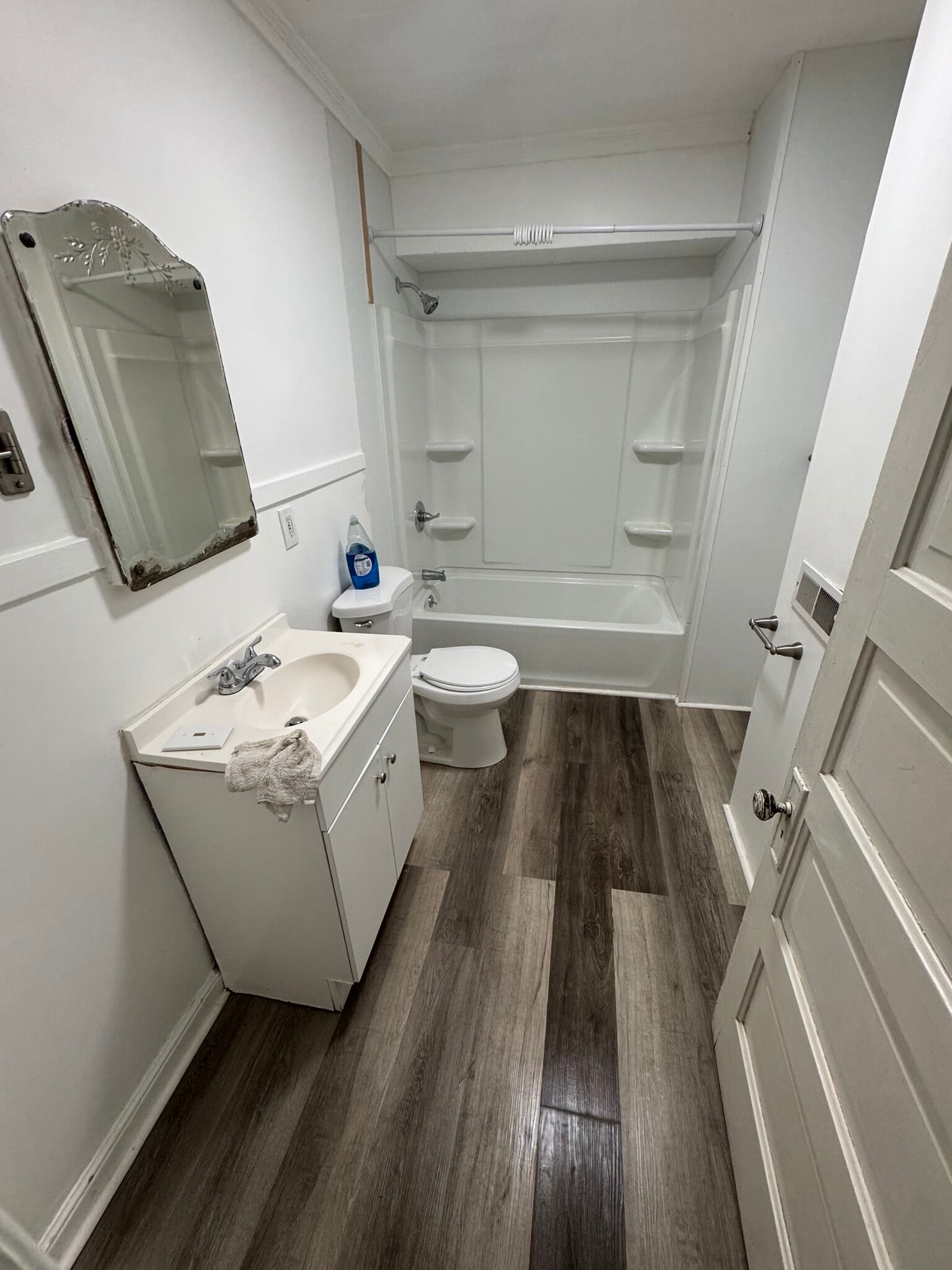 Full Bath - 807 Avon St