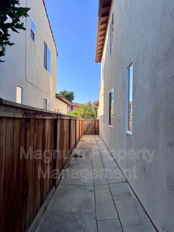 Building Photo - 45632 Corte Royal