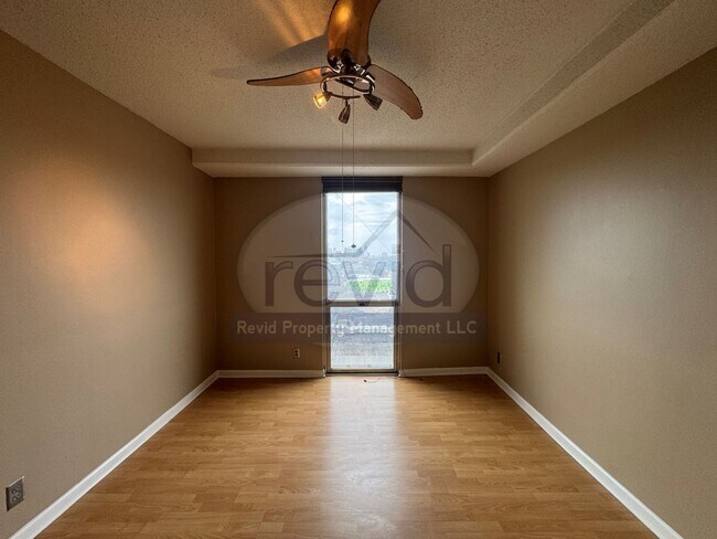 Building Photo - 10th Floor Unit!