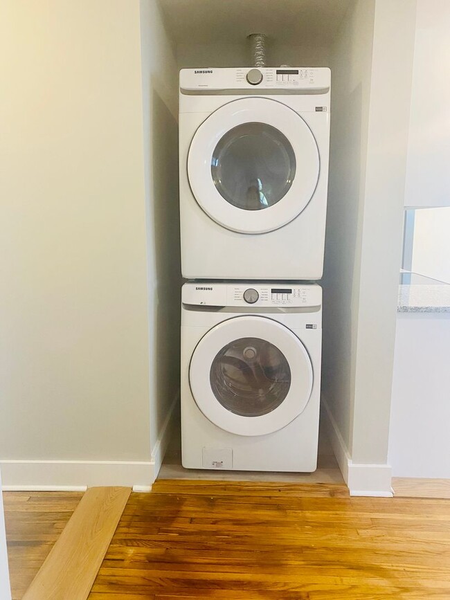 Building Photo - Newley Renovated 4BR - 2BA - South Campus!