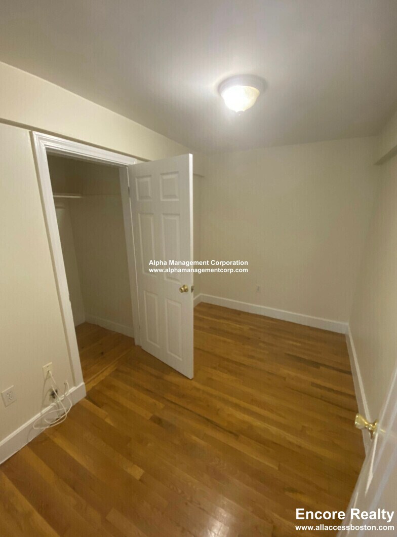 Building Photo - 14 Centre St