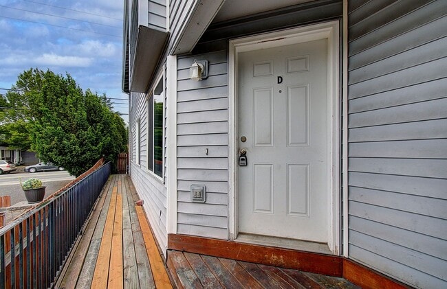 Building Photo - Spacious 3bd 2.5ba Unit in 4Plex - Avail. Now!