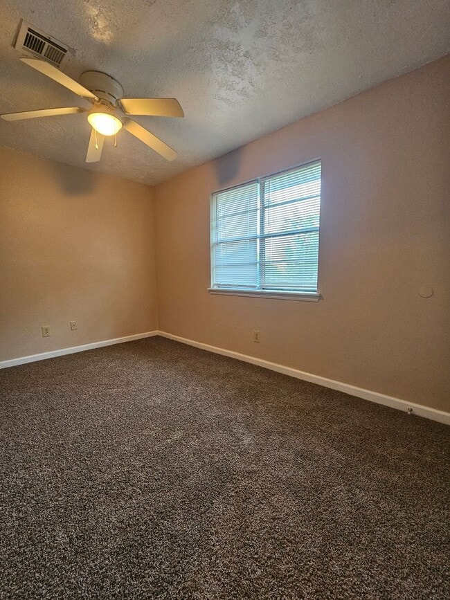 Building Photo - (3) Bed/(1.5) Bath Townhome Avail NOW!