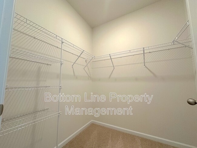 Building Photo - 211 Dogwood Crk Dr