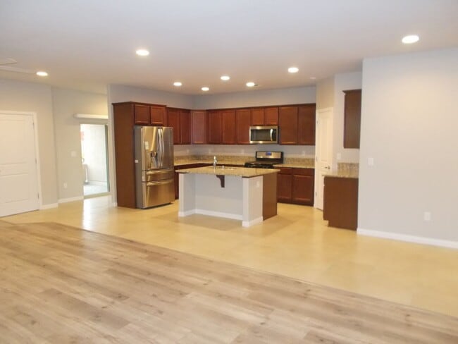 Building Photo - Immaculate 4 BR, 3.5 Bath, 2 Car Garage Ho...