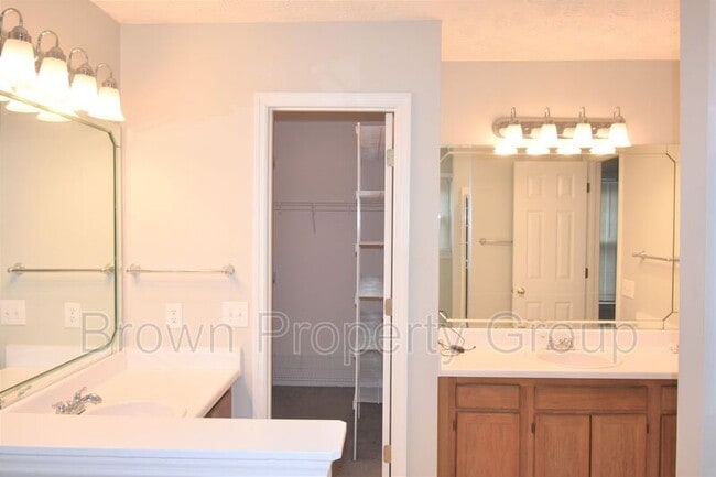 Building Photo - 6405 Rolling Meadows Ln