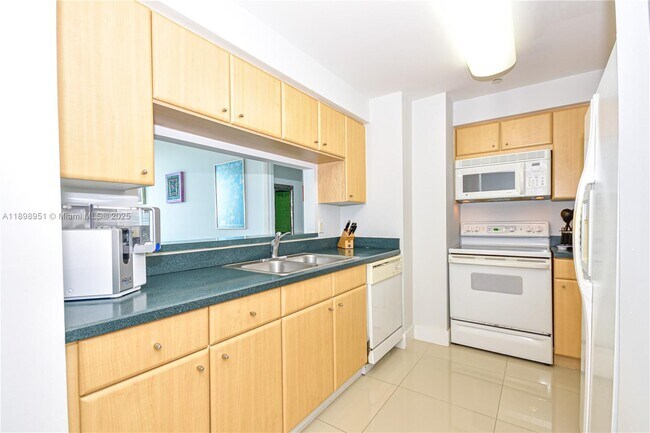 Building Photo - 2475 Brickell Ave